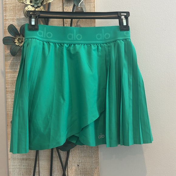 ALO Yoga Dresses & Skirts - ALO Aces Sport Skort Yoga Women's Green Pleated pre owned waistband 12” inches